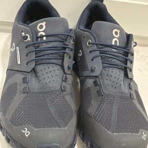 On cloud running navy women’s (size 7)WATERPROOF -rare color
